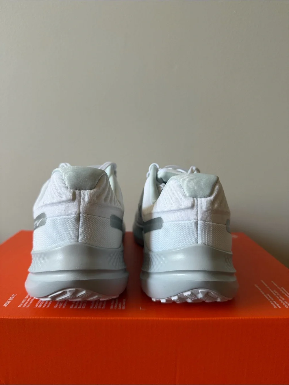 Nike Quest 5 White Metallic Silver DD9291-100 Women’s Size 10.5